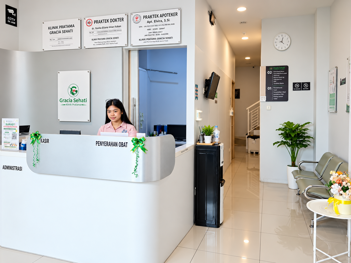 Area resepsionis Klinik Pratama Gracia Sehati dengan petugas di meja penerimaan dan ruang tunggu